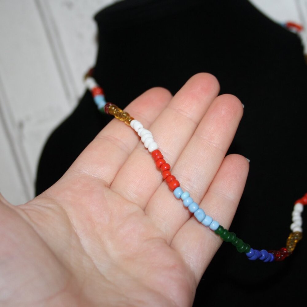 Beautiful red, blue and green glass beaded necklace 33" - Picture 3 of 5